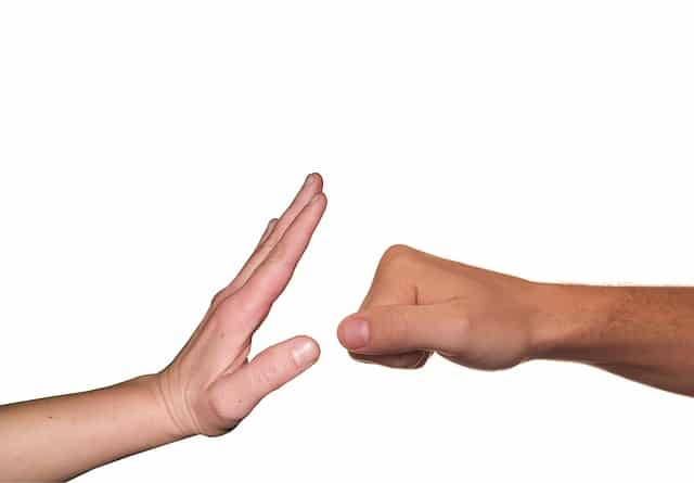 כיצד מתייחסת הפסיקה בישראל לאיזוק אלקטרוני לצורך פיקוח על צווי הגנה במשפחה